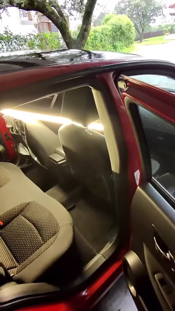 Interior del mismo coche después de la limpieza